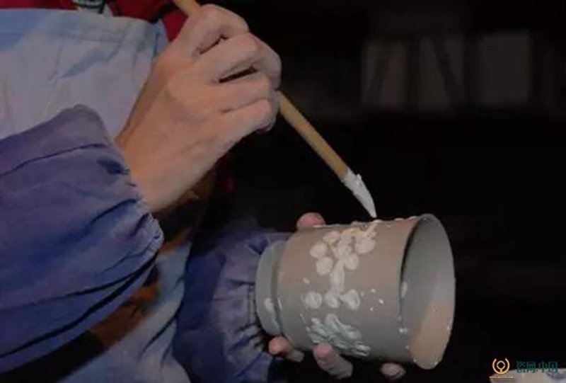 如何调制完美的陶瓷釉料？这是一个古老而又复杂的问题，多年来许多匠人都在寻找最佳的解决方案。